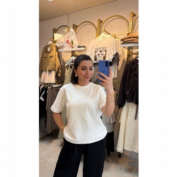 Minimal Kalp Detaylı Beyaz Tişört